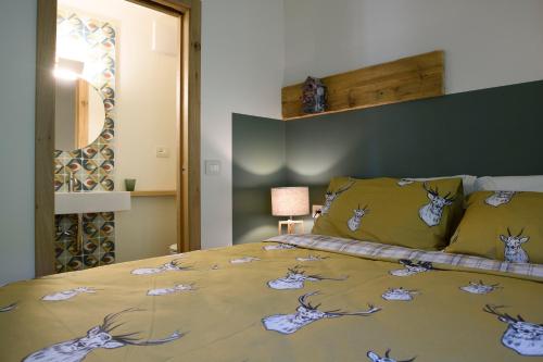 Un pat sau paturi într-o cameră la Nido di montagna * Mountain Nest