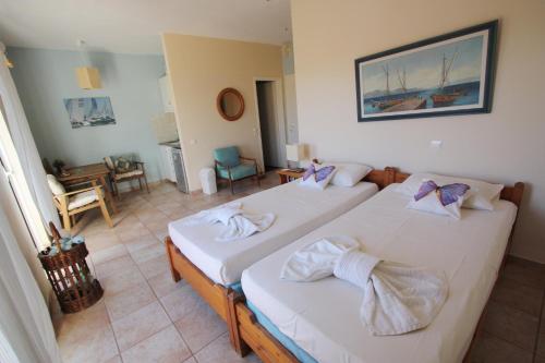 a room with two beds and a living room at Mandola Del Mare in Skala