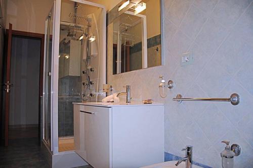 y baño con lavabo y ducha. en Mangio One Apartment-MM5 Istria, en Milán