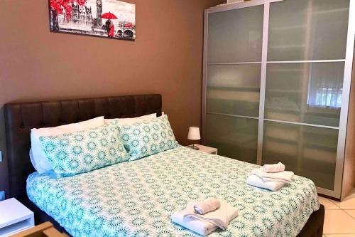 1 dormitorio con 1 cama con 2 toallas en Mangio One Apartment-MM5 Istria, en Milán