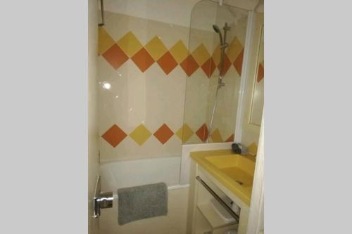 een badkamer met een wastafel en een bad bij tecy Pierre et vacances in Sainte-Maxime