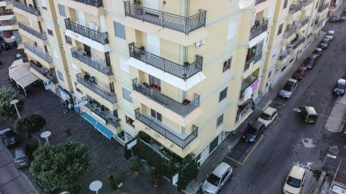 un edificio de apartamentos con balcones y aparcamiento en Casa Grande en Crotone