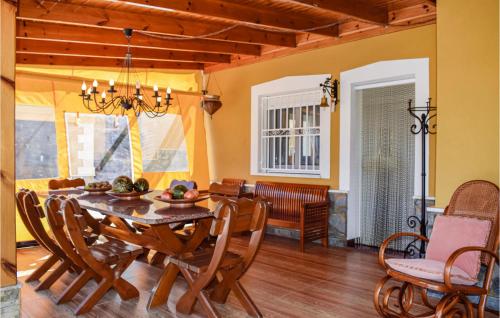 a dining room with a table and chairs at Cozy Home In Orihuela in Orihuela