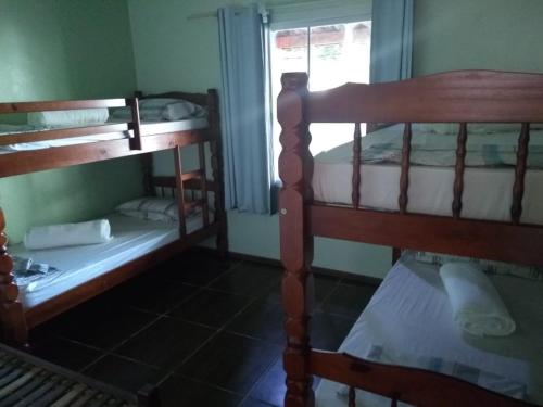 Habitación con 2 literas y ventana en Camping & Hostel Bandeiras, en Búzios