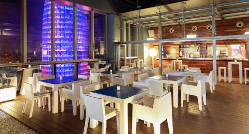 
A restaurant or other place to eat at Novotel Barcelona City
