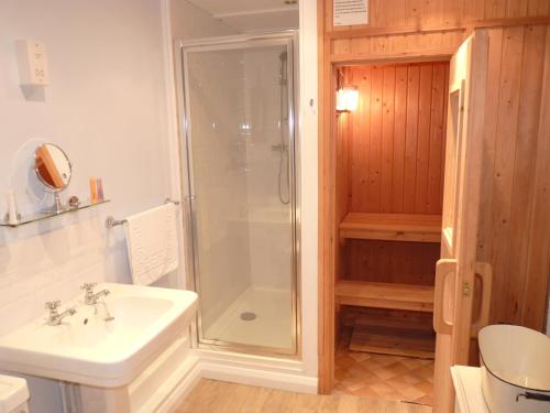 een badkamer met een douche en een wastafel bij Littledale Haven in Eastbourne