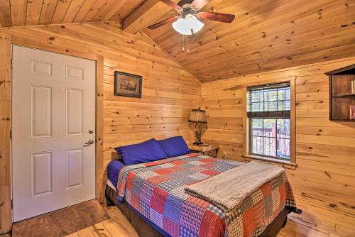Ліжко або ліжка в номері Rural Cabin Hideaway with Fire Pit and Mtn Views!