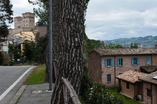 a tree on the side of a road next to a street at Alloggio Al San Girolamo in Longiano