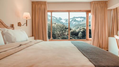 Cama ou camas em um quarto em Wyndham Garden Ushuaia Hotel del Glaciar