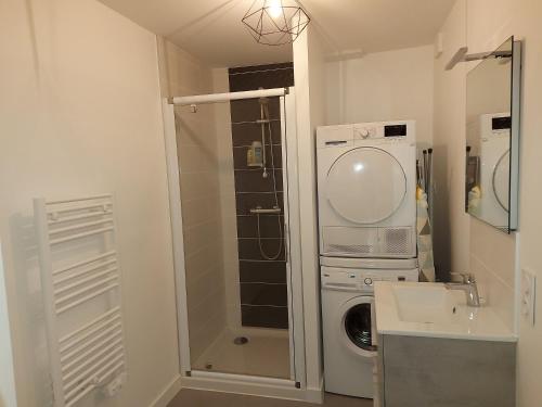 a bathroom with a shower and a washing machine at Choletais forever... in Cholet