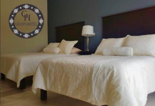Säng eller sängar i ett rum på Grann Hotel