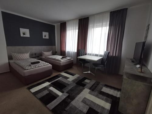 uma sala de estar com um sofá, uma cama e uma mesa em M&M Apartments em Augustdorf
