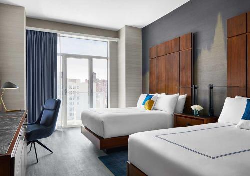 pokój hotelowy z 2 łóżkami i oknem w obiekcie Gansevoort Meatpacking w Nowym Jorku