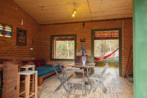 卡彭鎮的住宿－Beco das Garrafas，客厅配有沙发和桌椅