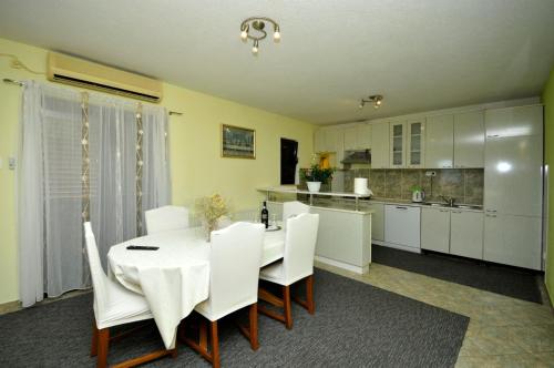 Roso apartment with sea view