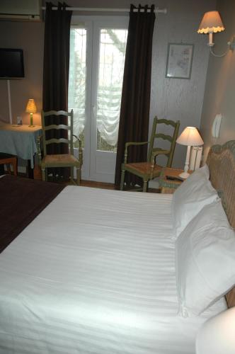 Ein Bett oder Betten in einem Zimmer der Unterkunft Hôtel L'Ecailler