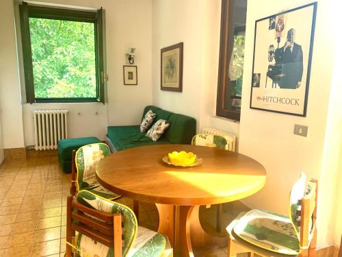 - un salon avec une table et un canapé dans l'établissement GreenResidence Apartment, à Albavilla