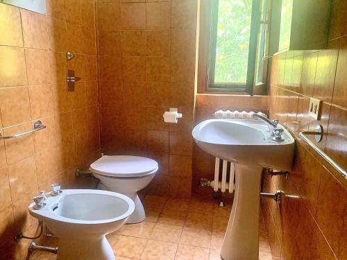 a bathroom with a sink and a toilet at Green Apartment in Albavilla