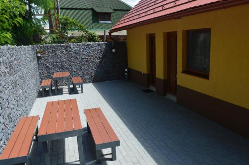 Bangunan di mana terletaknya rumah tamu ini