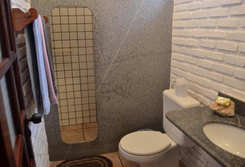 un piccolo bagno con un water e un lavandino di Pousada do Roballo a Arraial d'Ajuda