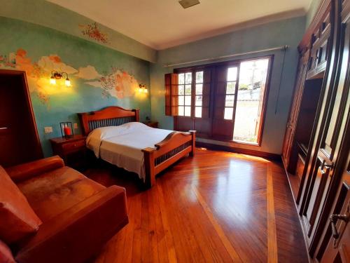 - une chambre avec un lit et un canapé dans l'établissement Casa Veraneras de San Fernando, à Cali
