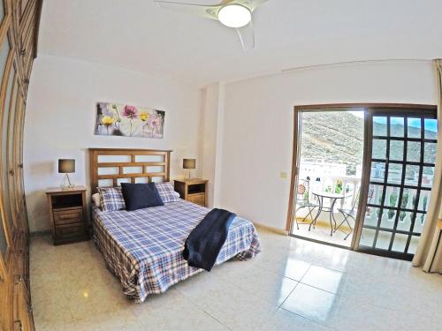 a bedroom with a bed and a balcony at Casa El Cercado in San Andrés