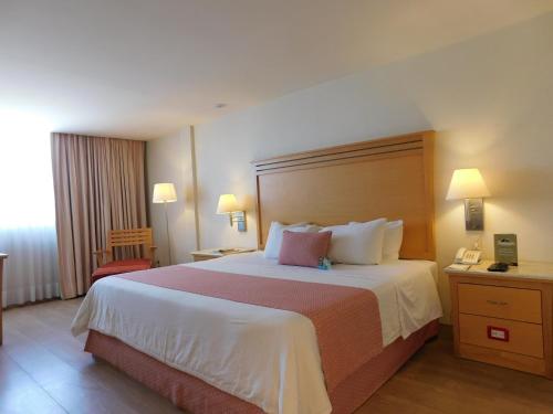 Ένα ή περισσότερα κρεβάτια σε δωμάτιο στο Hotel Palacio Azteca