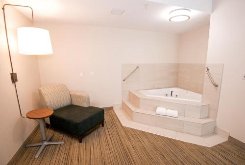 Foto de la galería de Holiday Inn Express Hotel & Suites-Hinton, an IHG Hotel en Hinton