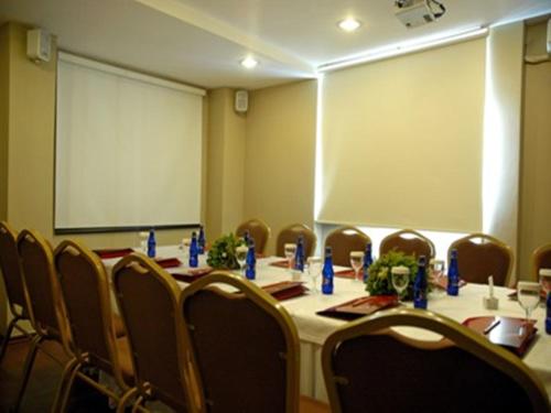 a conference room with a long table and chairs at Hotel Artiç in Bursa