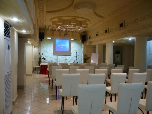 a room with a bunch of chairs and a screen at Hotel Artiç in Bursa