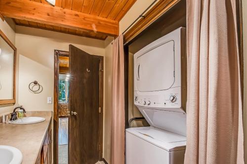 Ett badrum på Aspen Hideaway Cabin