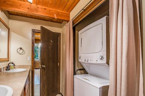 ein Badezimmer mit Waschmaschine und Trockner in einem Haus in der Unterkunft Aspen Hideaway Cabin in Garden City