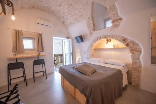 una camera con un grande letto e un soffitto a volta di CASA FLAMI' a Ostuni