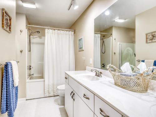La salle de bains est pourvue d'un lavabo, de toilettes et d'un miroir. dans l'établissement Sea Colony - Lakeshore, à Bethany Beach