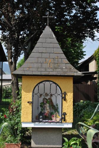 a pretend house with a cross in a garden at Landgasthof Gietl in Kammern im Liesingtal