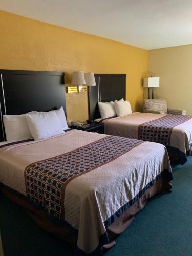 Voodi või voodid majutusasutuse Rodeway Inn & Suites toas