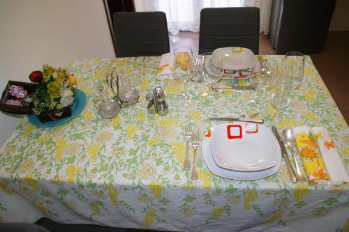 un tavolo con una tovaglia a fiori di Casa Anna Ponte di Brenta Padova Est a Padova