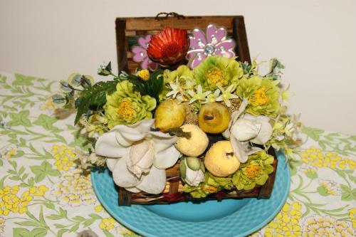 un mazzo di fiori su un piatto blu su un tavolo di Casa Anna Ponte di Brenta Padova Est a Padova