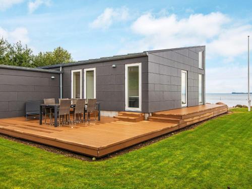 een modulair huis met een terras en een tafel bij 6 person holiday home in Haderslev in Haderslev