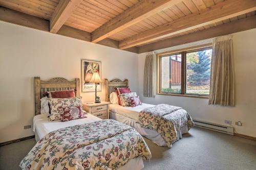 En eller flere senge i et værelse på Slopeside Snowmass Townhome with Mountain Views!