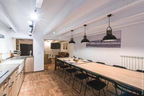 una gran cocina y comedor con una gran mesa de madera. en Paisajes del Ebro Alojamiento, en Rincón de Soto