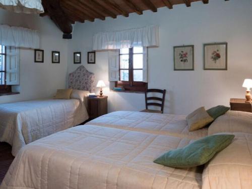 Ein Bett oder Betten in einem Zimmer der Unterkunft Spacious apartment for 4 people in rustic atmosphere with private garden