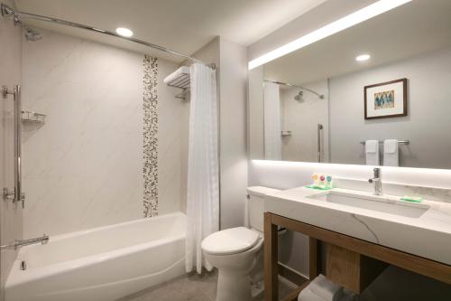 uma casa de banho com uma banheira, um lavatório e um WC. em Hyatt Place Santa Barbara em Santa Bárbara
