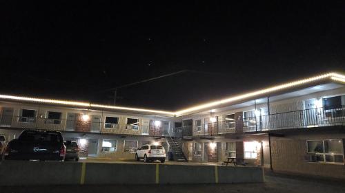 ein Gebäude mit nachts vor ihm geparkt in der Unterkunft Fairview Inn in Fairview