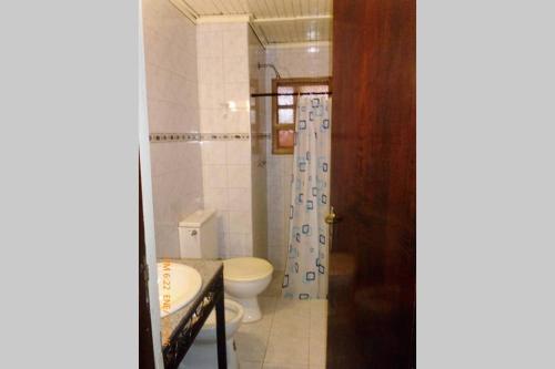 Ett badrum på Casa chalet en Solanas Portezuelo Punta ballena