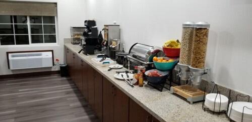 Una cocina o zona de cocina en SureStay Plus Hotel by Best Western Vernal