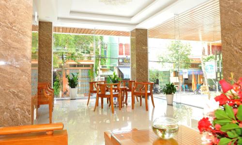 a dining room with a table and chairs at Khách sạn KIM NGÂN in Quy Nhon