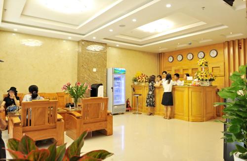 a group of people in a hair salon at Khách sạn KIM NGÂN in Quy Nhon