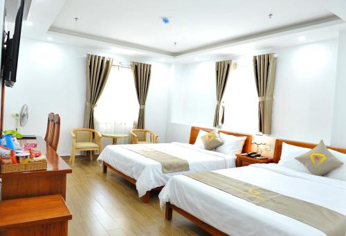 Een bed of bedden in een kamer bij Khách sạn KIM NGÂN