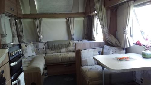 Ruang duduk di Cosy Caravan